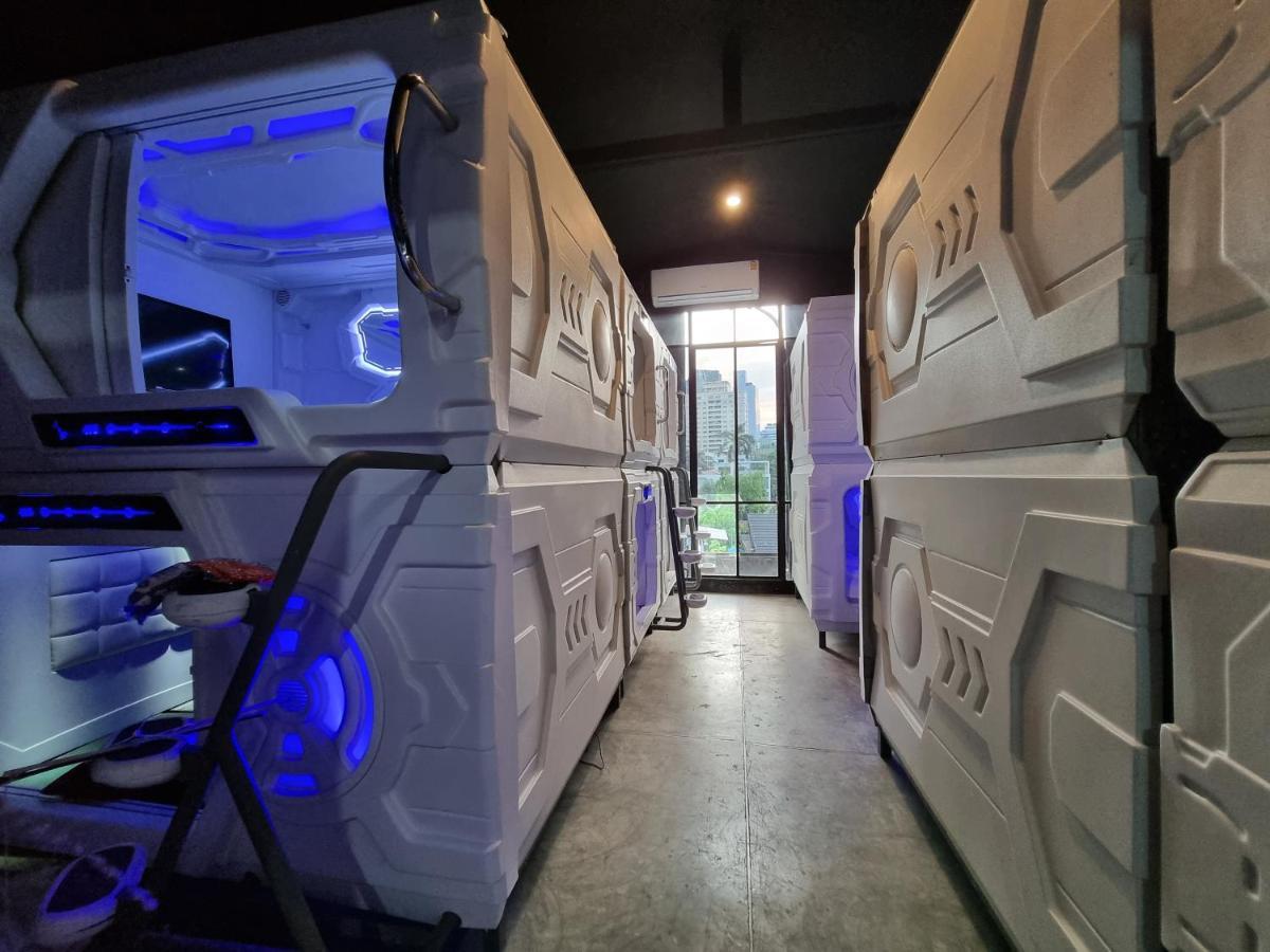 Met A Space Pod @Phrom Phong بانكوك المظهر الخارجي الصورة