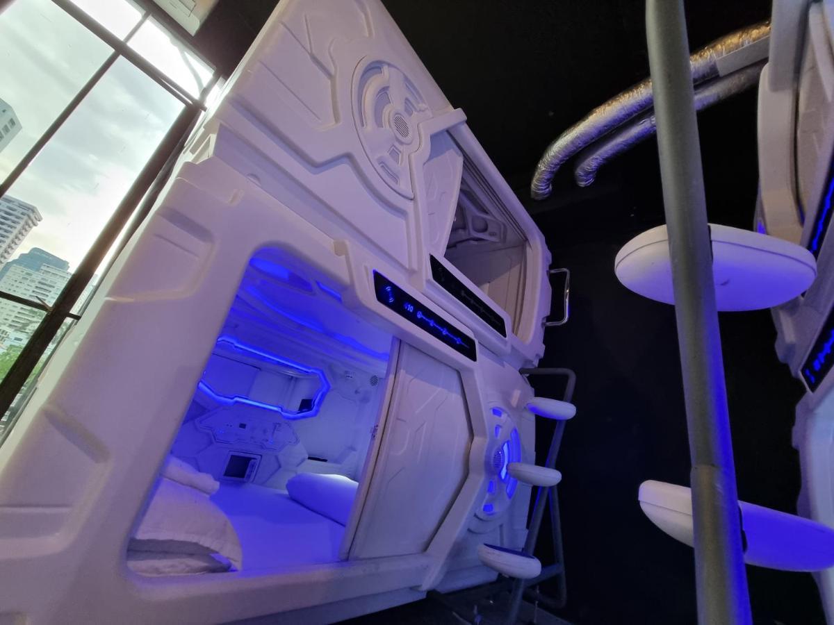 Met A Space Pod @Phrom Phong بانكوك المظهر الخارجي الصورة