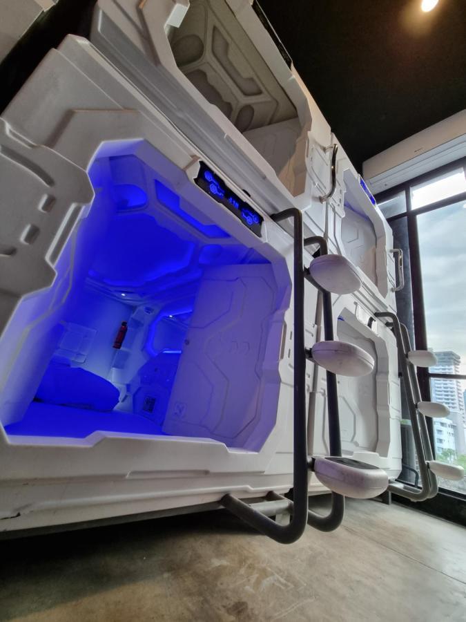Met A Space Pod @Phrom Phong بانكوك المظهر الخارجي الصورة