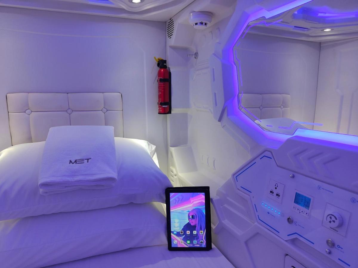 Met A Space Pod @Phrom Phong بانكوك المظهر الخارجي الصورة