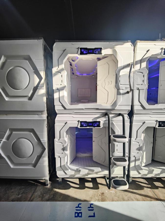 Met A Space Pod @Phrom Phong بانكوك المظهر الخارجي الصورة
