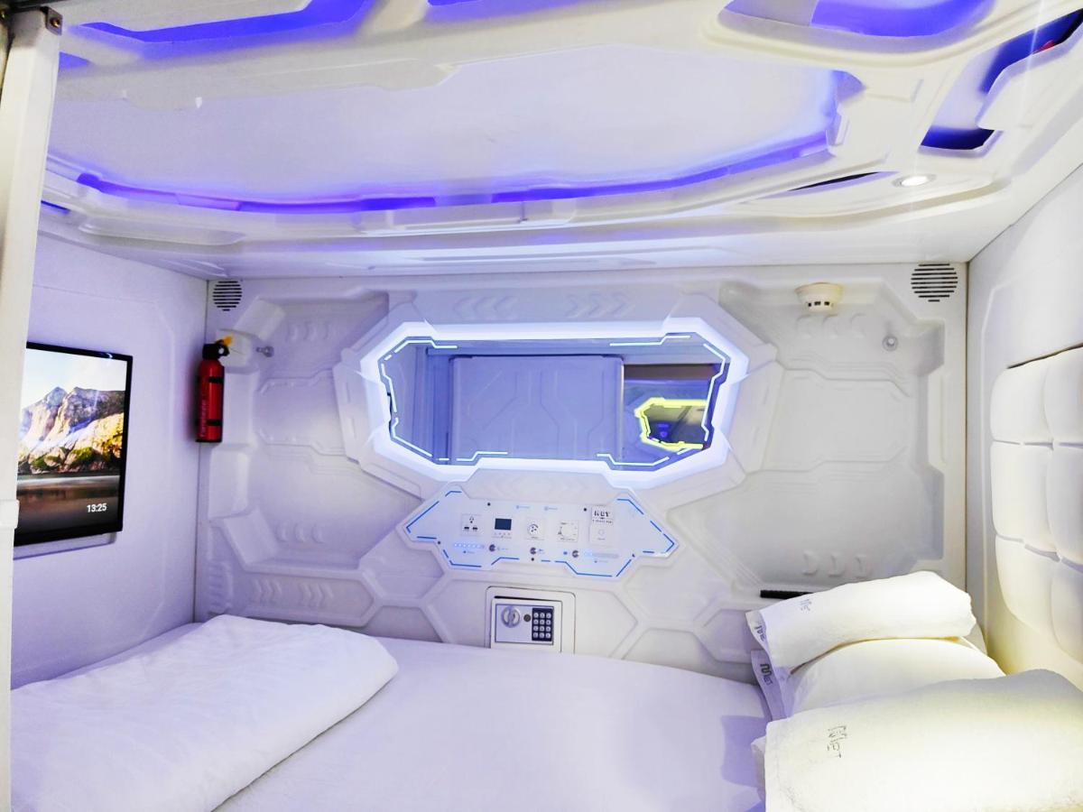 Met A Space Pod @Phrom Phong بانكوك المظهر الخارجي الصورة
